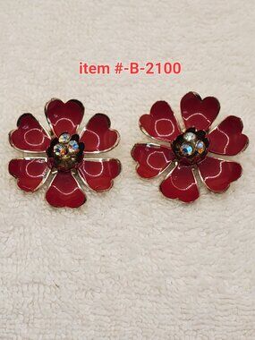 1 Pair of Vintage Clip on Earrings, item # B-2100, wt. 12 grams.